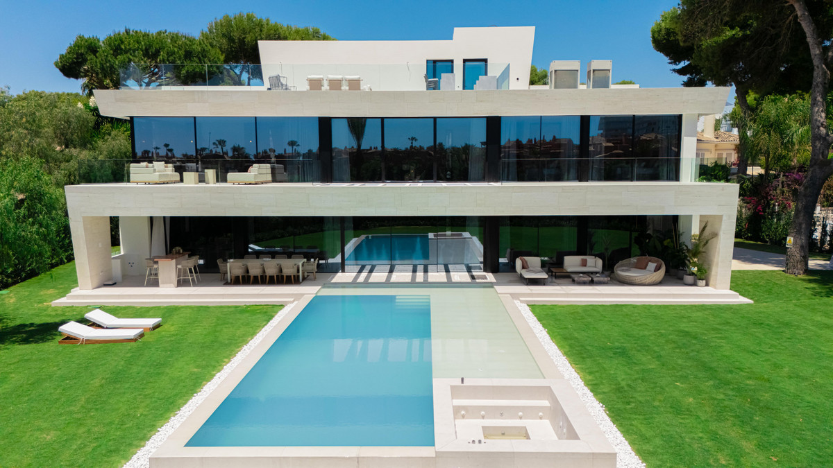 Beachfront villa in Los Monteros - R5256361